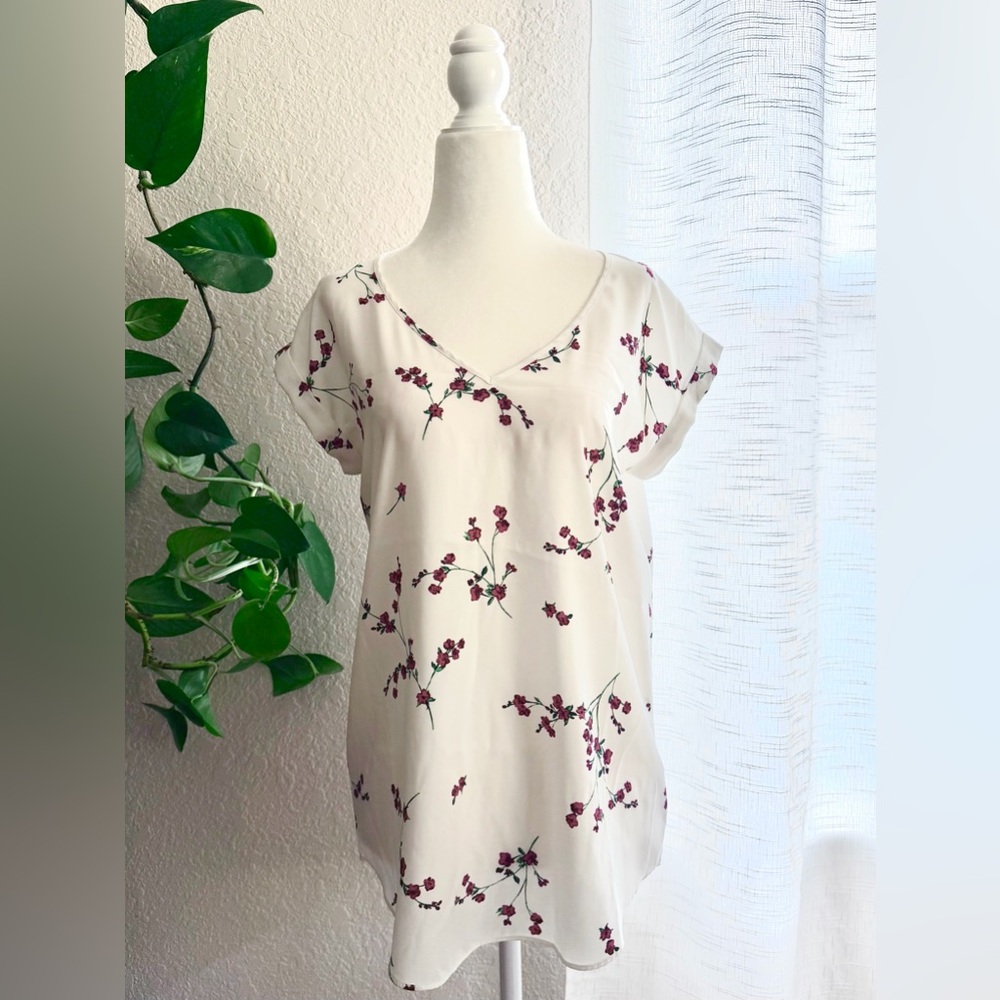 Express White and Red Floral Print V-Neck Short Sleeve Top